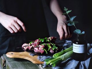 7、超好吃的烤肉配方 青椒烤羊肉/小羊排,将腌好的羊肉与青椒串上