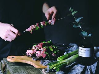 8、超好吃的烤肉配方 青椒烤羊肉/小羊排,怕肉太腻的可以多串几片青椒