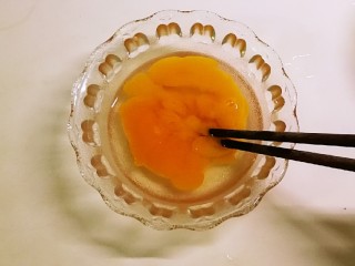 1、鲜虾饼,蛋液打散备用