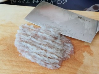 3、鲜虾饼,剁成虾肉泥