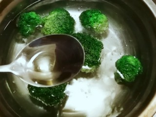 5、鲜虾饼,西兰花择洗干净 入开水中汆烫 水中加入几滴食用油 捞出