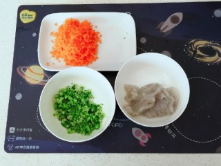 7、鲜虾饼,食材处理好 葱切碎