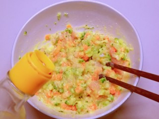 10、鲜虾饼,放入西兰花和葱碎 同时放入鸡蛋液 生抽增香