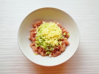 2、炸春卷,准备好肉馅，将大葱和生姜切碎放在上面。