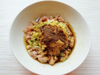 3、炸春卷,放上十三香，炒锅内倒入金龙鱼外婆乡小榨菜籽油烧热，浇在十三香上面激出香味，搅拌均匀静置一会儿。