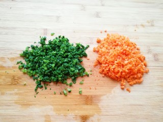 4、炸春卷,焯过水的芹菜叶攥去多余的水分剁碎，胡萝卜洗干净剁碎。