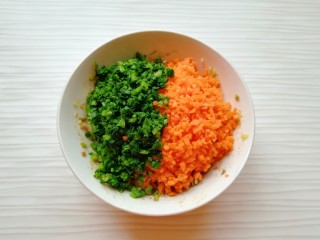 5、炸春卷,放入肉馅里搅拌均匀。