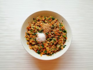 6、炸春卷,放盐、原味鲜、鲜贝露和香油搅拌均匀。