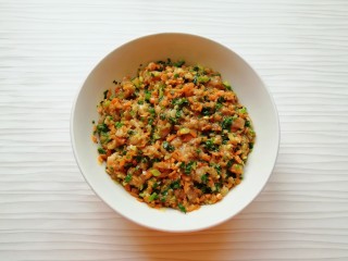 7、炸春卷,春卷馅完成。