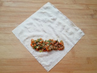 8、炸春卷,取一张春卷皮(如图)放在案板上，放上做好的春卷馅。