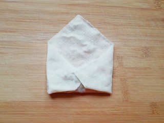 10、炸春卷,把春卷皮左右两个角向春卷皮中间折叠。