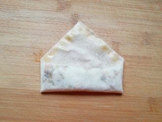 11、炸春卷,继续卷起来，最后一个角的边缘抹上蛋液。