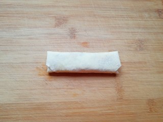 12、炸春卷,卷起来，一个春卷就包好了。