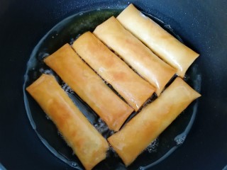 15、炸春卷,中火炸至两面金黄。