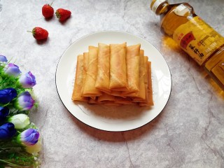 17、炸春卷,春卷炸好了。