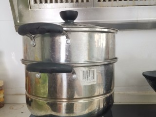 2、蒸小龙虾,准备蒸锅，买的小龙虾比较多，一盘放不下，就用双层的锅