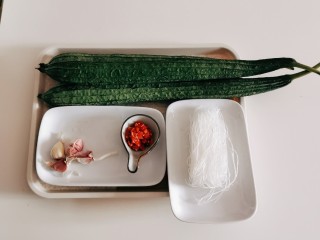 1、蒜蓉蒸丝瓜,食材准备好