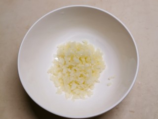 4、蒜蓉蒸丝瓜,蒜碎放入碗里