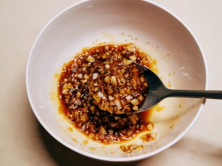 8、蒜蓉蒸丝瓜,搅拌均匀