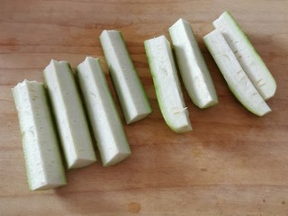 10、蒜蓉蒸丝瓜,丝瓜切条状