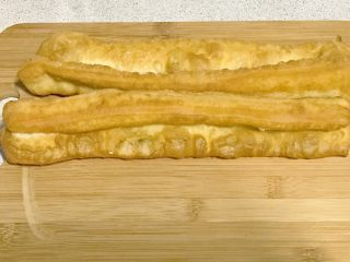 1、私家版培根牙签油条,昨天吃剩的两根油条。