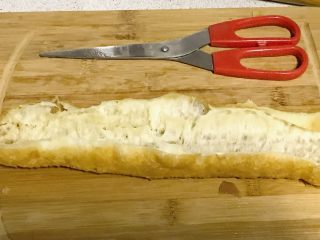 3、私家版培根牙签油条,剪开的油条,是一张大片。