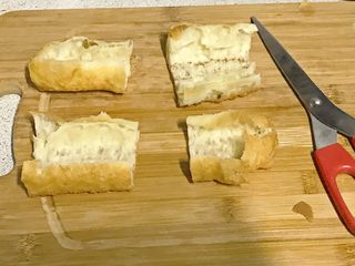 4、私家版培根牙签油条,剪裁成4段。