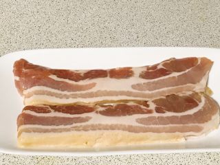 5、私家版培根牙签油条,培根准备好。