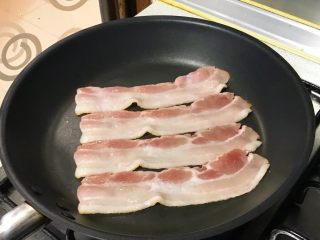 6、私家版培根牙签油条,平底锅煎一下。