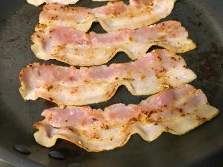7、私家版培根牙签油条,两面煎熟。