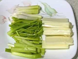 8、私家版培根牙签油条,香葱切段,和油条段差不多长,芝士也是切片,长度相同于葱段。