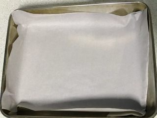 9、私家版培根牙签油条,烤盘铺上油纸。