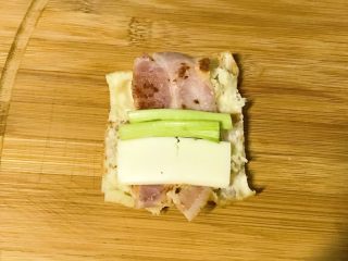 11、私家版培根牙签油条,叠加上葱段和芝士片。