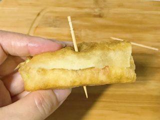 13、私家版培根牙签油条,用牙签固定一下。