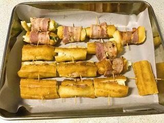 14、私家版培根牙签油条,摆在烤盘里,培根也可以包在油条外面。