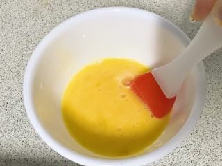 15、私家版培根牙签油条,蛋液搅拌均匀。