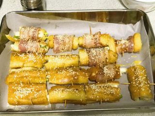 17、私家版培根牙签油条,撒上芝麻。