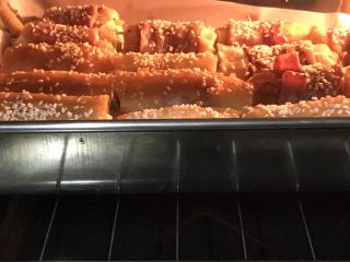 18、私家版培根牙签油条,入烤箱,200度8分钟。