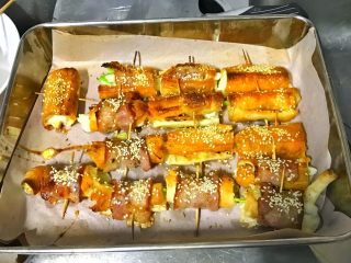 19、私家版培根牙签油条,考出来外皮酥脆,香飘满屋,移出小心烫手。