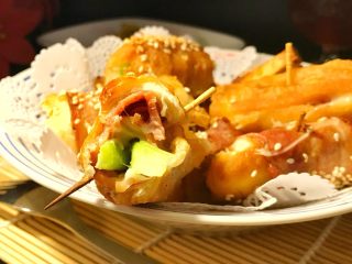 20、私家版培根牙签油条,肉香,油条也香脆,再加上葱香,和拉丝的芝士,每一口都回味无穷。