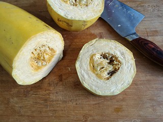 2、酥炸鱼翅南瓜丸子,将鱼翅南瓜已经切开，切成厚度约5-6厘米的段（易熟）。