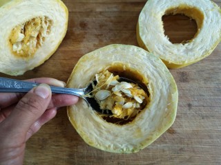 3、酥炸鱼翅南瓜丸子,用勺子挖去南瓜籽。
