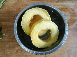 5、酥炸鱼翅南瓜丸子,蒸好的鱼翅南瓜放进凉开水里浸泡一下（1快速降温，2可使鱼翅南瓜口感更脆）