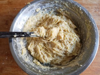 12、酥炸鱼翅南瓜丸子,搅拌成这种厚粘稠状即可。