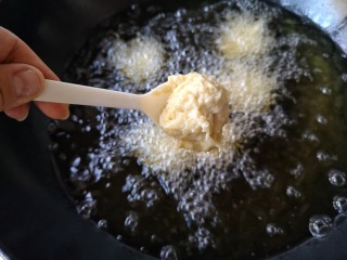 13、酥炸鱼翅南瓜丸子,锅中宽油，烧至5成热，用小勺子挖一勺厚糊成丸子状下入油锅。