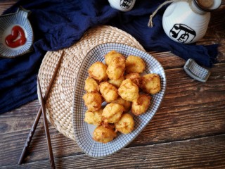 18、酥炸鱼翅南瓜丸子,一道简单清新的酥炸鱼翅南瓜丸子就完成了。