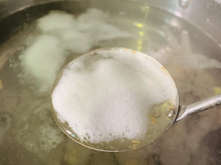 2、香辣卤鸡爪,大火煮开,撇去浮沫;