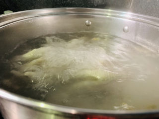 3、香辣卤鸡爪,再煮10分钟,这样后面卤的时候更容易熟;