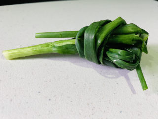4、香辣卤鸡爪,葱洗干净,打成葱结;