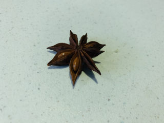 6、香辣卤鸡爪,八角一个洗净;